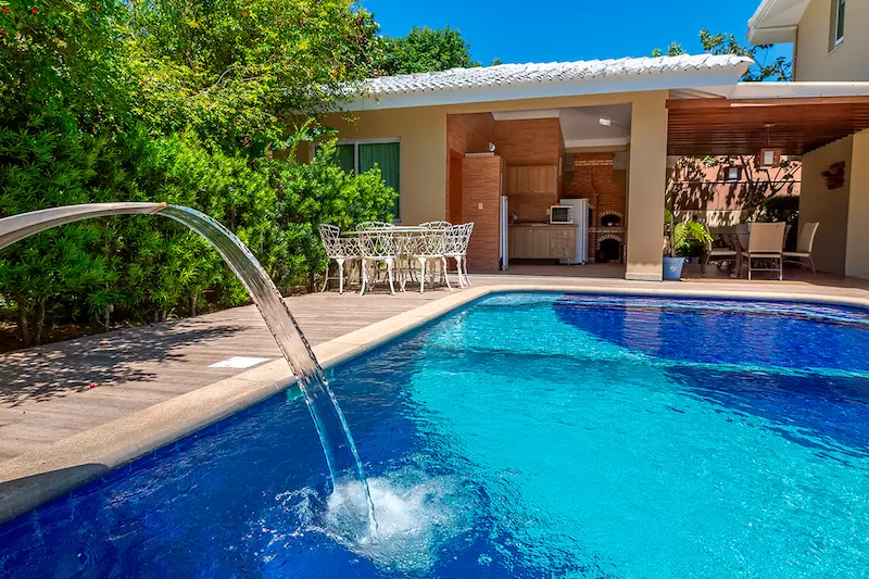 Piscina privativa da casa de luxo em Porto Seguro