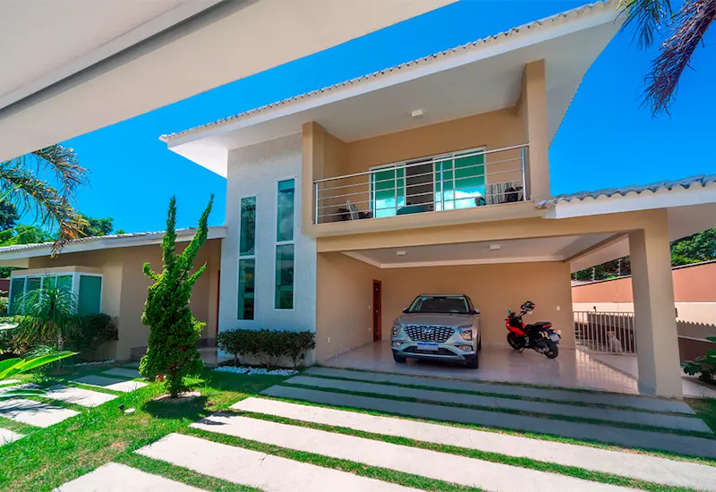 Varanda espaçosa com vista para a natureza na Casa Fênix