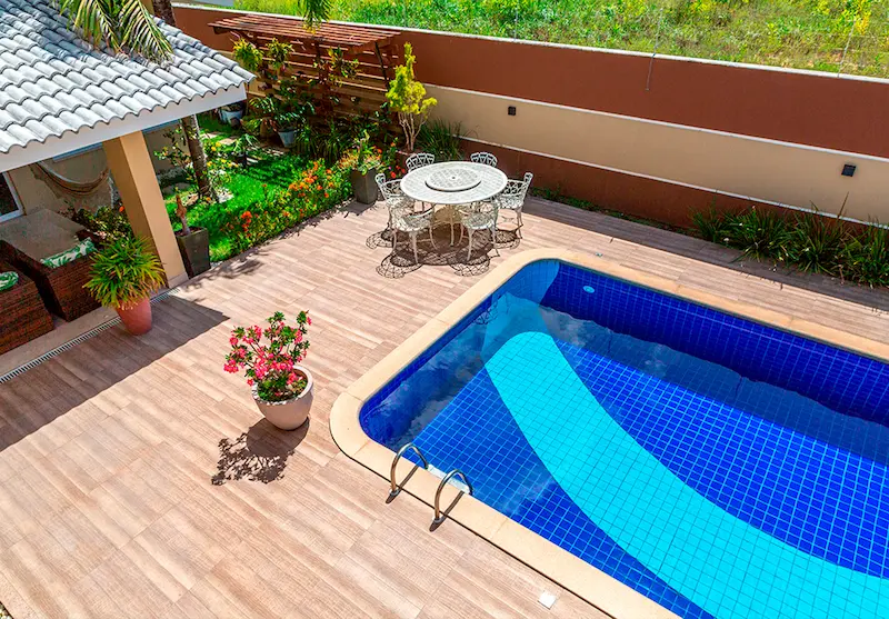 Jardim exuberante e área verde privativa