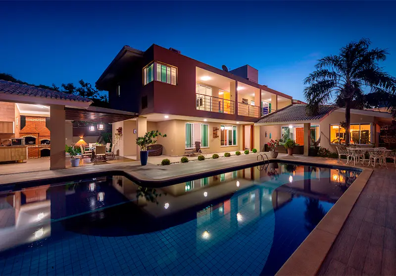 Fachada iluminada da Casa Fênix à noite